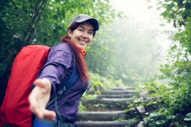 Spor giysileri uzanmış el ile kızı fotoğrafı