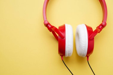 Görüntü için müzik yakın çekim boş sarı zemin üzerine kırmızı ve beyaz kulaklık