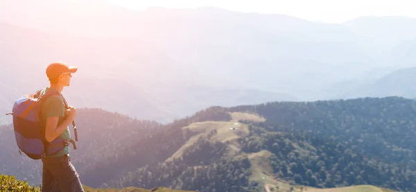 Панорамное фото туриста на фоне горы — стоковое фото
