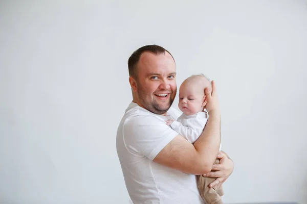 Imagem de pai jovem com filho recém-nascido — Fotografia de Stock
