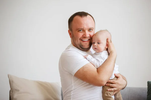 Yeni doğan oğlu ile genç baba portresi — Stok fotoğraf