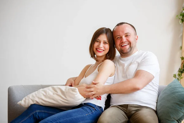 Wizerunek uśmiechający się małżeństwem, siedząc na kanapie — Zdjęcie stockowe