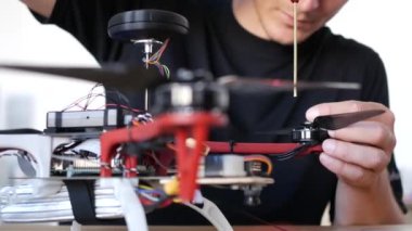 İn yakın el ssembling dron vida aracını kullanarak mans.