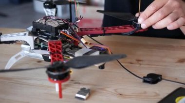 İn yakın el ssembling dron vida aracını kullanarak mans.