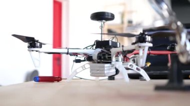 Helikopter Servisi laboratuarında ahşap masa üzerinde. görüntüleri 4k