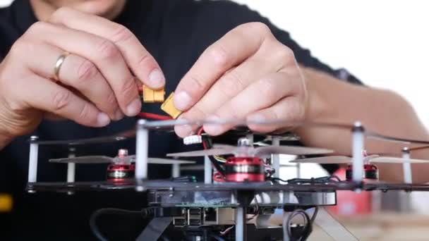 Nahaufnahme Von Menschenhänden Die Drohne Mit Schraubwerkzeug Ähneln — Stockvideo