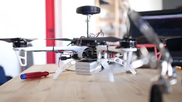 Helikopter na biurko z drewna w laboratorium usługi. Zdjęcia 4k — Wideo stockowe