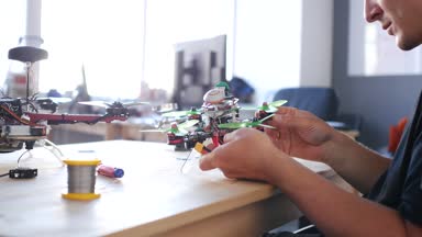 Adam düştü bir dron sabitleme. Quadrcopter hizmet laboratuvarı. 4k