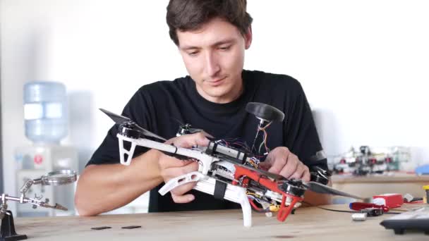 Porträt eines Technikers, der Drohne repariert. — Stockvideo