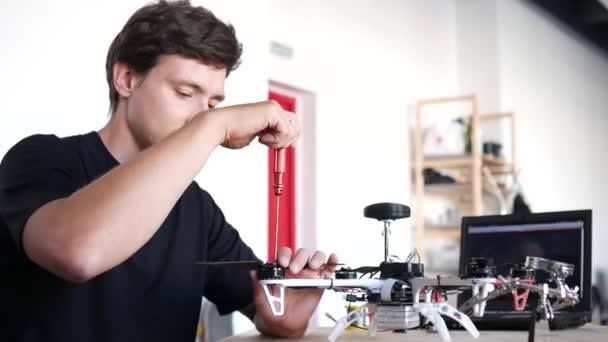 Portrait d'un technicien fixant drone . — Video