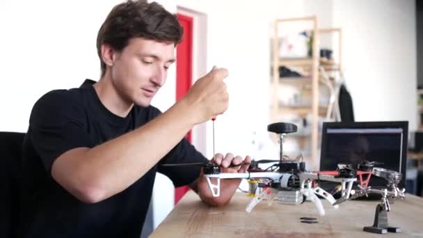 Retrato de un técnico que fija un dron . — Vídeos de Stock