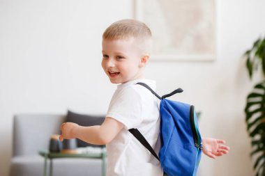 Çocuk yakınındaki kanepe sırt çantası ile imajının