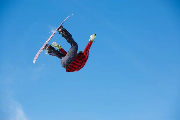 Foto de hombre deportivo saltando con snowboard —  Fotos de Stock