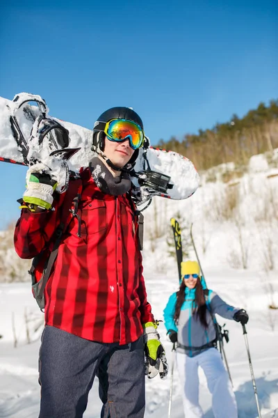 Foto do jovem usando capacete com snowboard — Fotografia de Stock