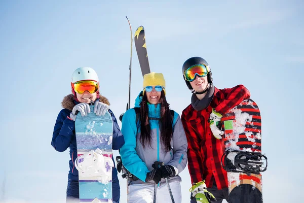 Photo de jeunes femmes et hommes sportifs avec snowboard en vacances — Photo