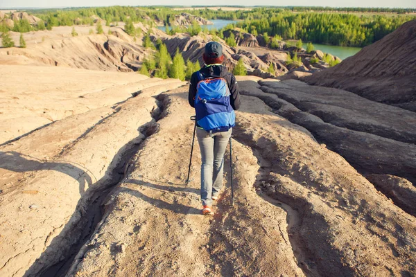 Foto de volta da menina turística com mochila e bengalas na colina — Fotografia de Stock