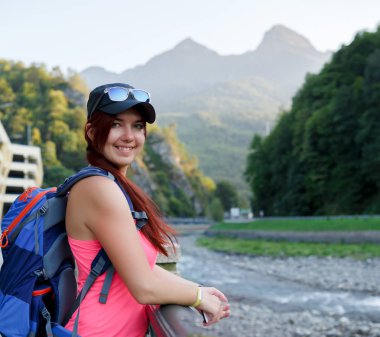 Esmer turist fotoğraf sırt çantası zemin Dağları ile