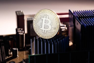 Fotoğraf işlemci turuncu zemin üzerinde ve bitcoin