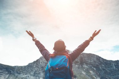 Kadın dağ manzarası çerçevede sırt çantası ile görüntü