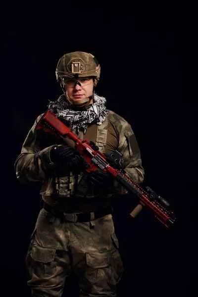 Imagem soldado no capacete com arma — Fotografia de Stock