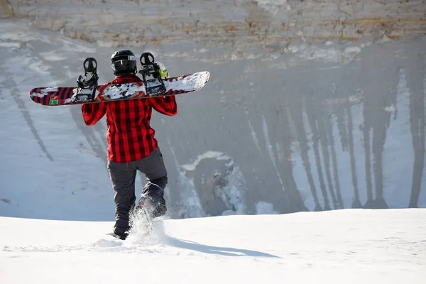 Imagen de la espalda del hombre con snowboard —  Fotos de Stock