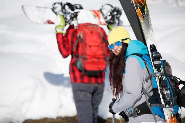 Photo de l'homme et de la femme skiant sur une colline de neige — Photo