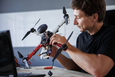 Dizüstü bilgisayar ile masada gecekondu oturma tamir mühendis resmini