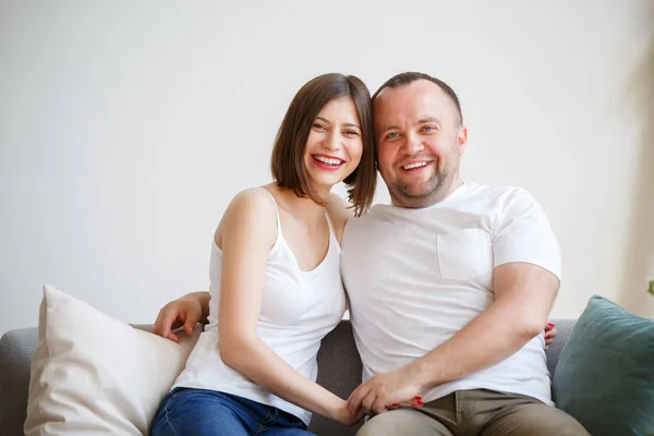 Зображення молодої подружньої пари, що сидить на дивані — стокове фото