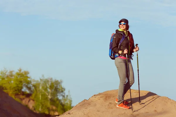 Imagem de mulher turística com bengalas e mochila na colina — Fotografia de Stock