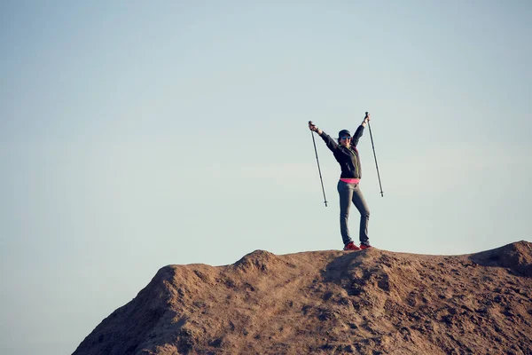 バックパックの観光客や両手杖で育った山の日中の女性のフルレングスの写真 — ストック写真