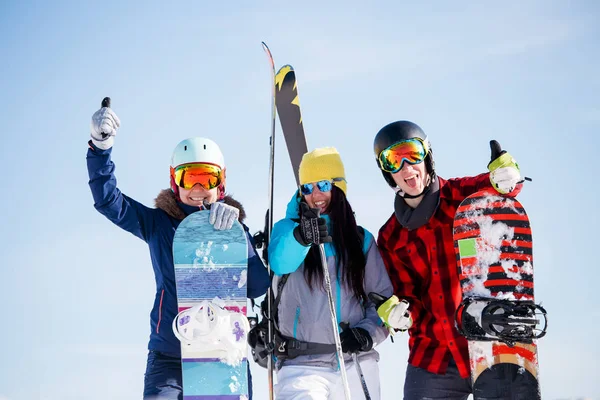 Bilden av sport unga kvinnor och män med snowboard på semester — Stockfoto