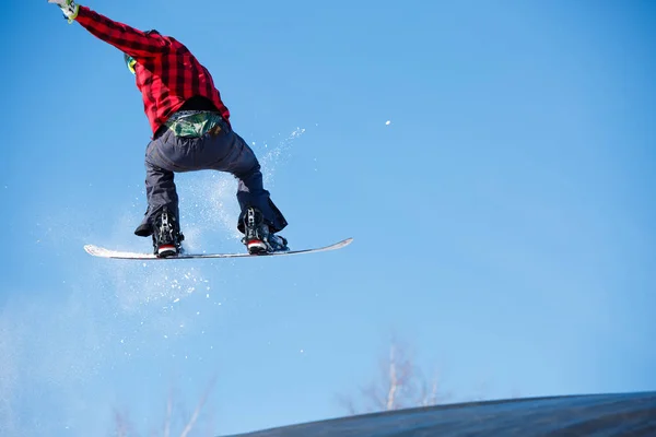 Imagen de un joven deportista saltando con snowboard —  Fotos de Stock