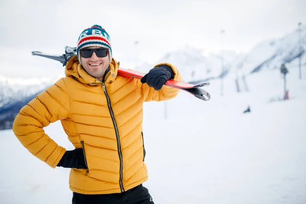 Portrait d'homme souriant avec des skis de montagne — Photo