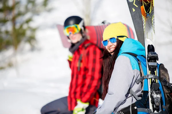 Foto de homens e mulheres de esportes com esquis de montanha andando na colina de neve — Fotografia de Stock