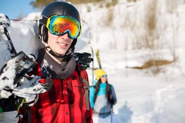 Kép fiatal ember visel sisakot, snowboard — Stock Fotó