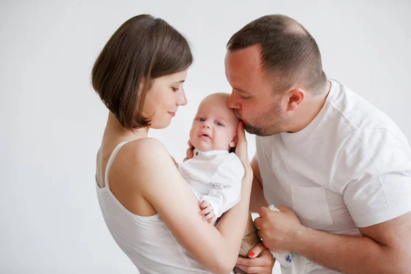 Foto de pais carinhosos com filho recém-nascido — Fotografia de Stock