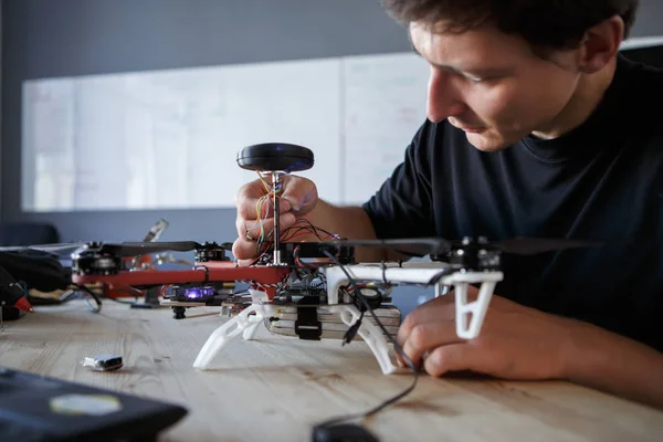 Foto do engenheiro de fixação de helicóptero quadrado à mesa — Fotografia de Stock