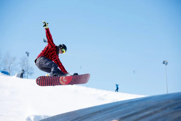 年轻的体育男子跳滑雪板的图片 — 图库照片