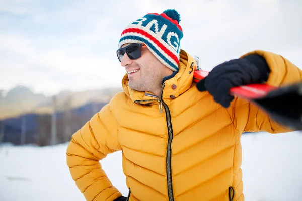 Photo de l'homme heureux avec des skis de montagne — Photo