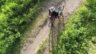 Hava yukarıdan aşağı görünüme yol bisikletçi ile kırsal yol yukarıda