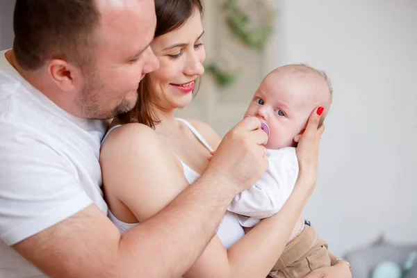 Aileler yeni doğan oğlu ile sarılma görüntü — Stok fotoğraf
