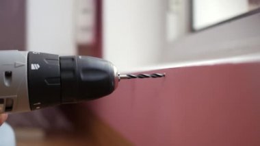 Matkap üç bininci vuruşu beton duvarı kapatmak