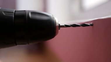 Matkap üç bininci vuruşu beton duvarı kapatmak