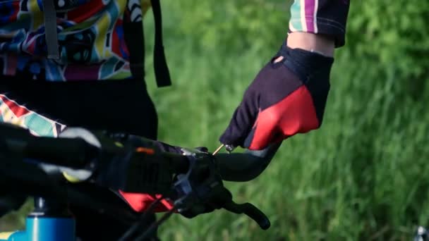 Bisiklet reapair, açık. Adam kulpları kolu çubuğunda sabitleme. — Stok video