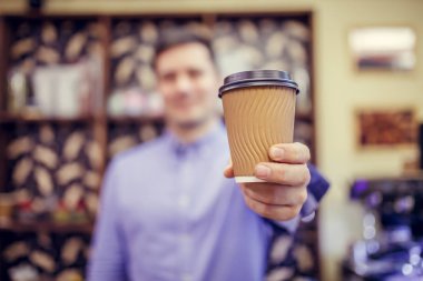 Barista adam arka plan bulanık cam ile kafede fotoğrafı.