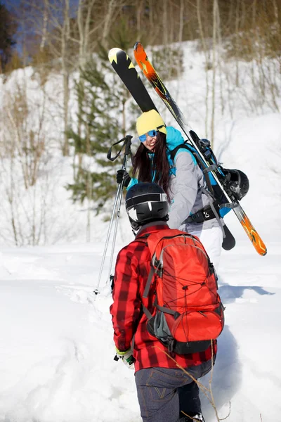 Foto de hombre de espalda y mujeres con esquís de montaña —  Fotos de Stock
