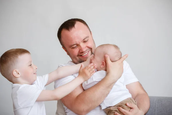 Imagen de padre joven con dos hijos — Foto de Stock