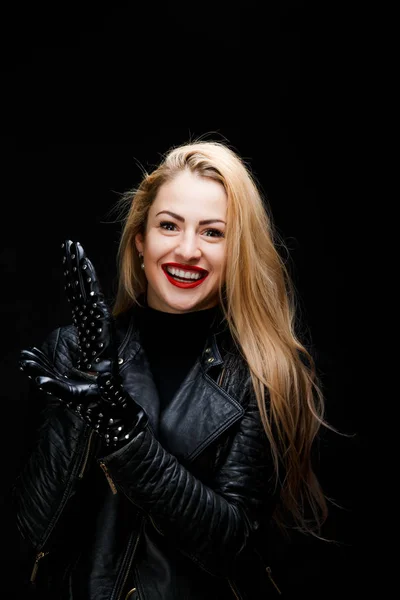 Retrato de rubia sonriente en chaqueta de cuero — Foto de Stock