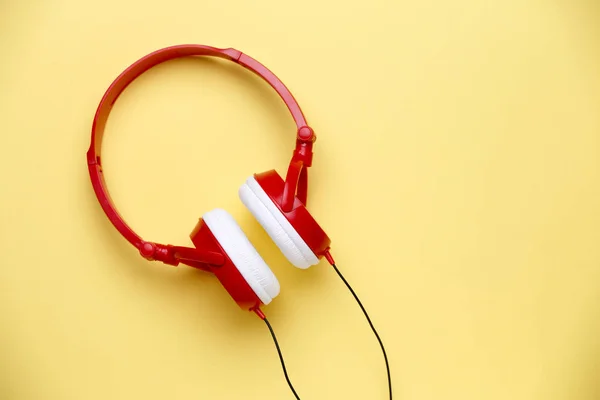 Gambar merah dengan headphone putih untuk musik — Stok Foto