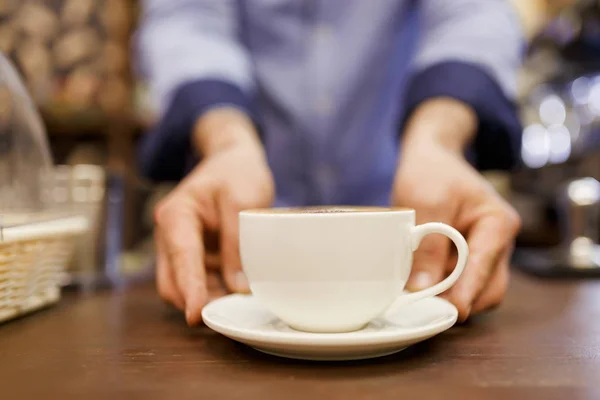 一杯のコーヒーと barist 男の写真 — ストック写真